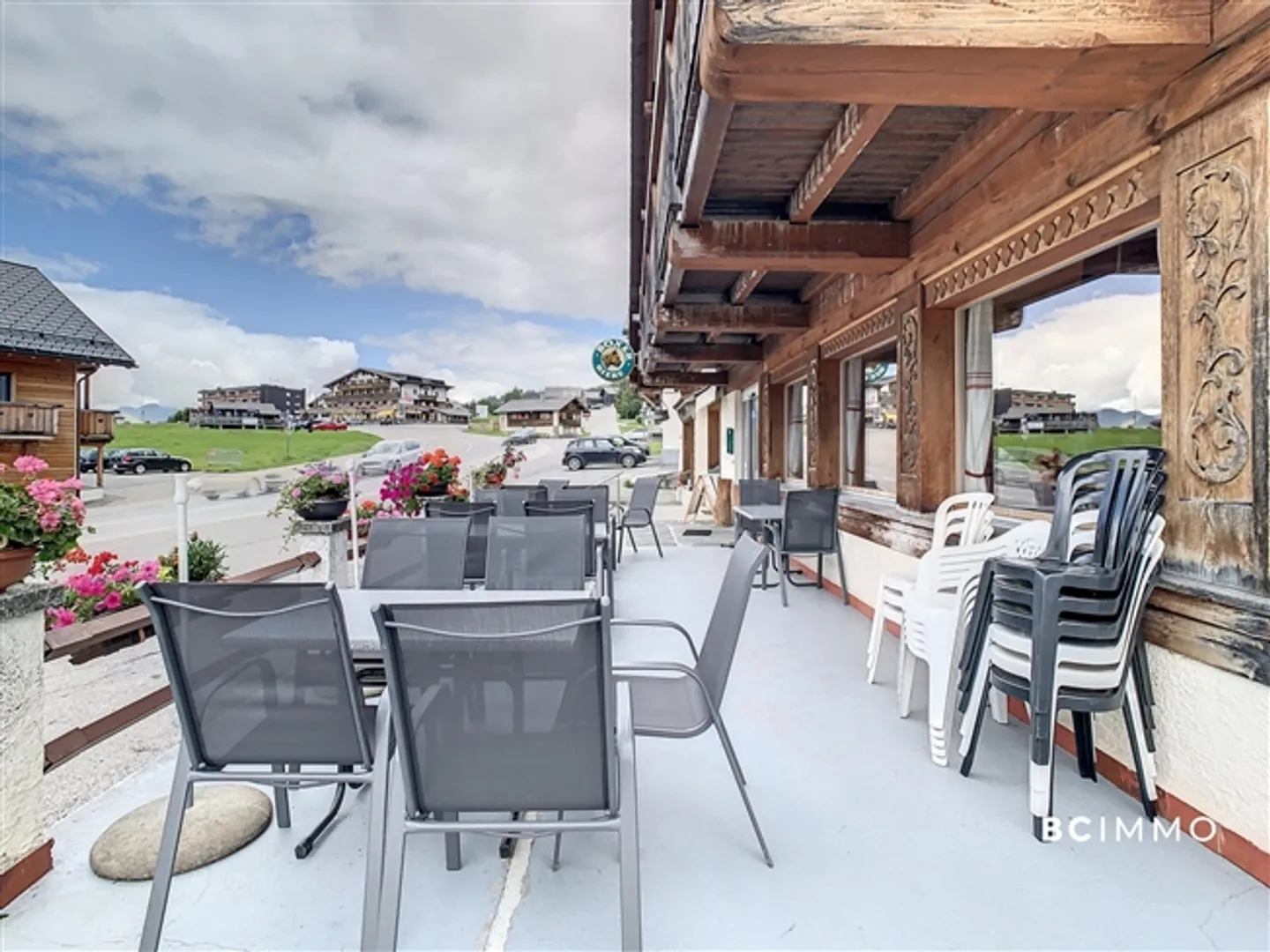 Chalet with two apartments and a business | - Photo 4 of 9