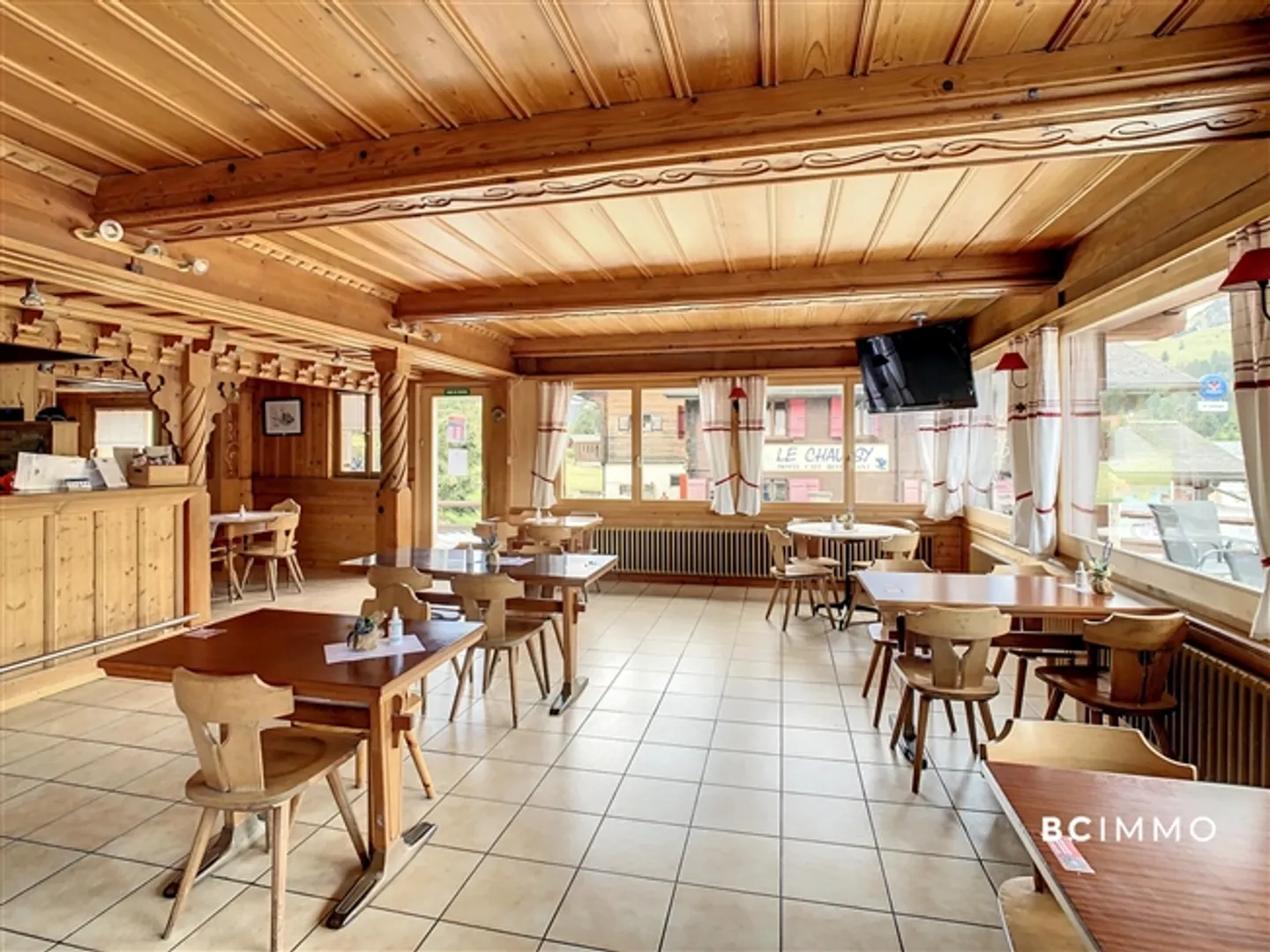 Chalet with two apartments and a business | - Photo 5 of 9