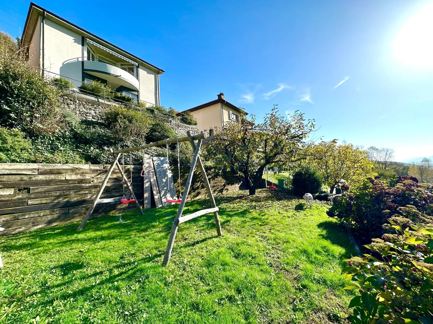 Charmantes Einfamilienhaus mit 4,5 Zimmern und Bauland. - Foto 1 von 12