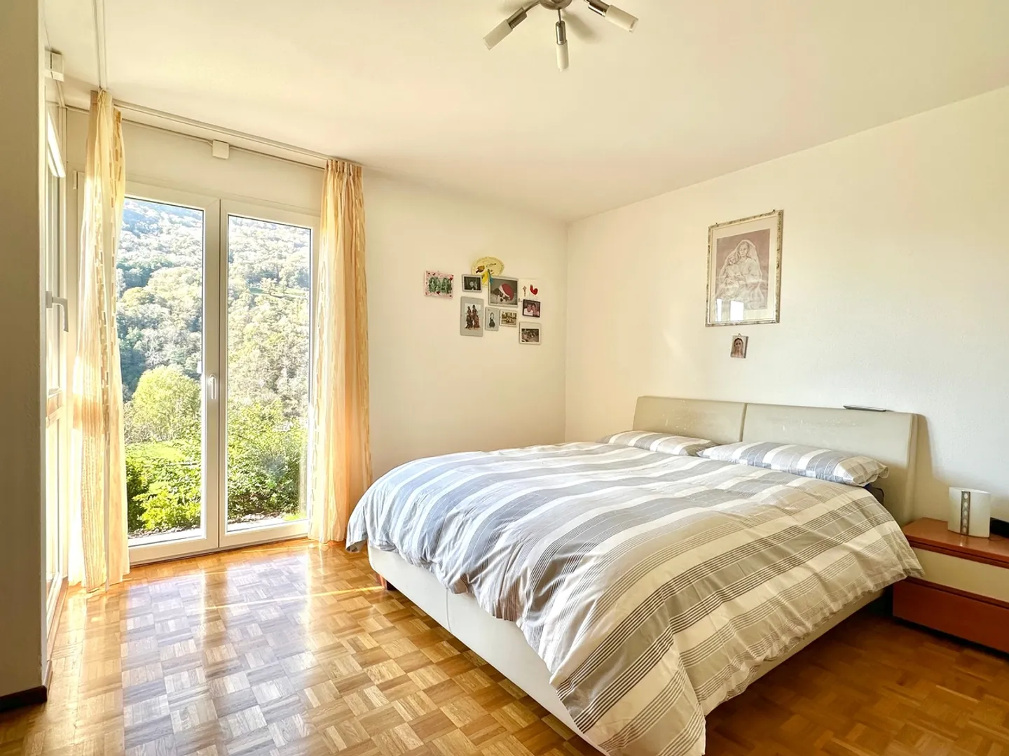 Charmantes Einfamilienhaus mit 4,5 Zimmern und Bauland. - Foto 6 von 12