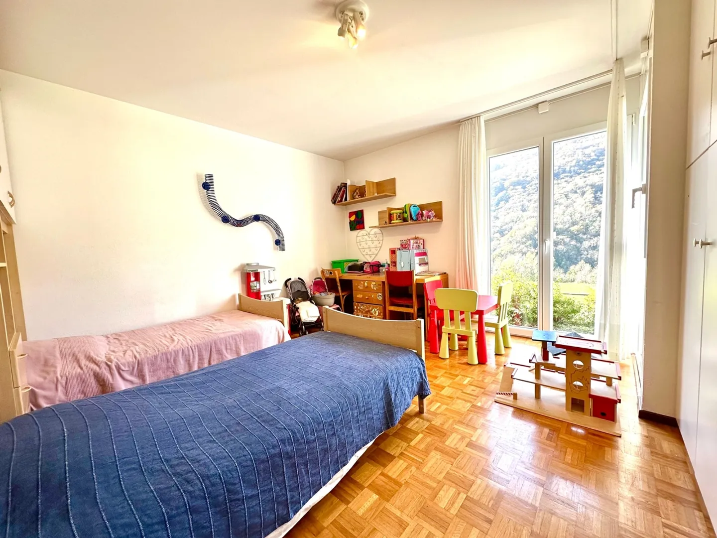 Charmantes Einfamilienhaus mit 4,5 Zimmern und Bauland. - Foto 7 von 12
