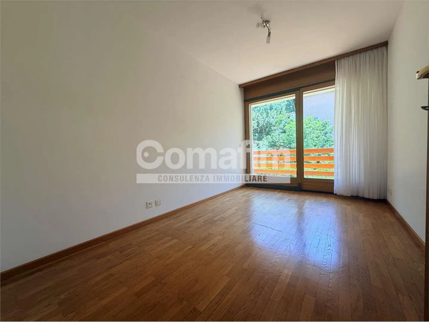 Spacious semi-detached house with garden in a quiet area in Cadro - Photo 8 of 13