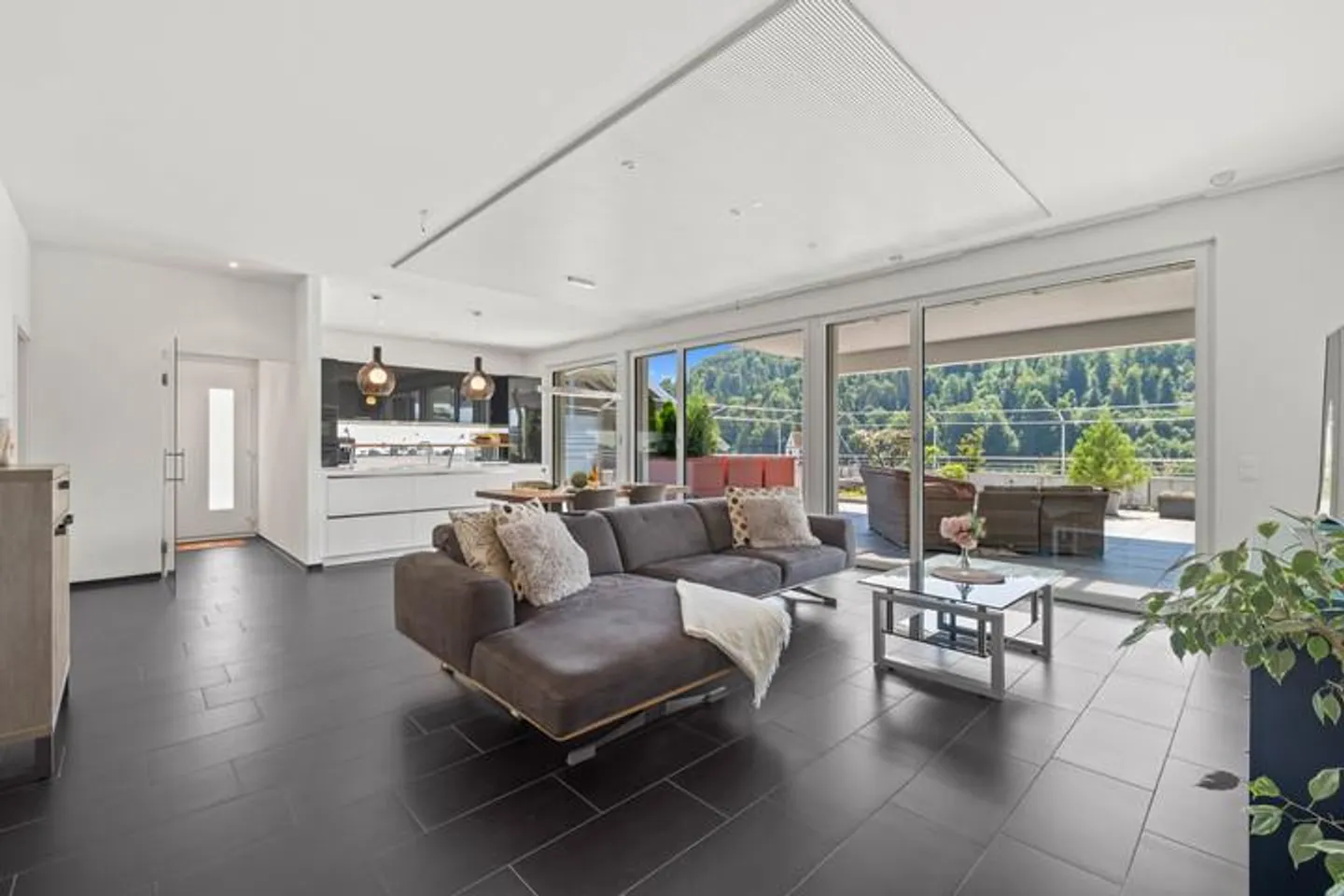 Noble Terrace Spectacle - Photo 2 of 8