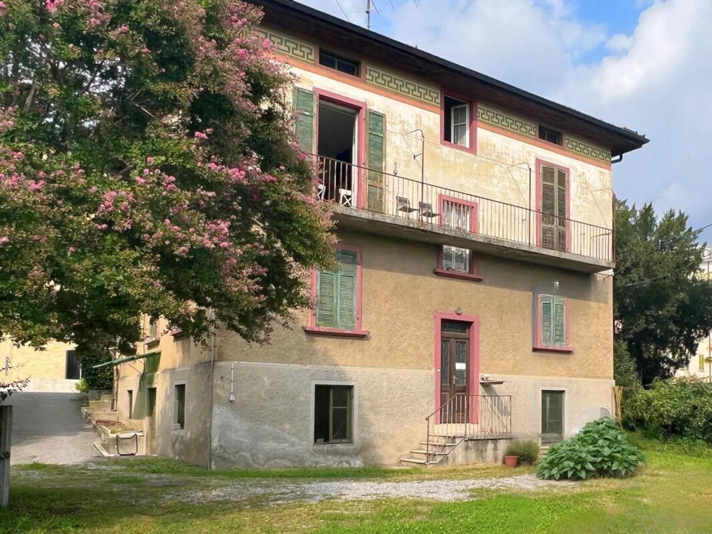 Villa d'epoca da rivalutare, con terreno edificabile per ulteriori sviluppi - Foto 1 di 3