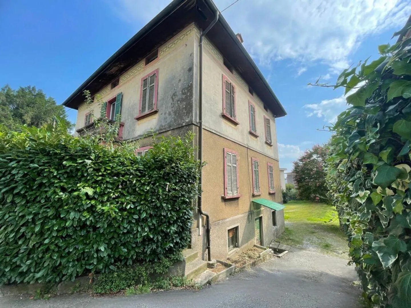Villa d'epoca da rivalutare, con terreno edificabile per ulteriori sviluppi - Foto 2 di 3