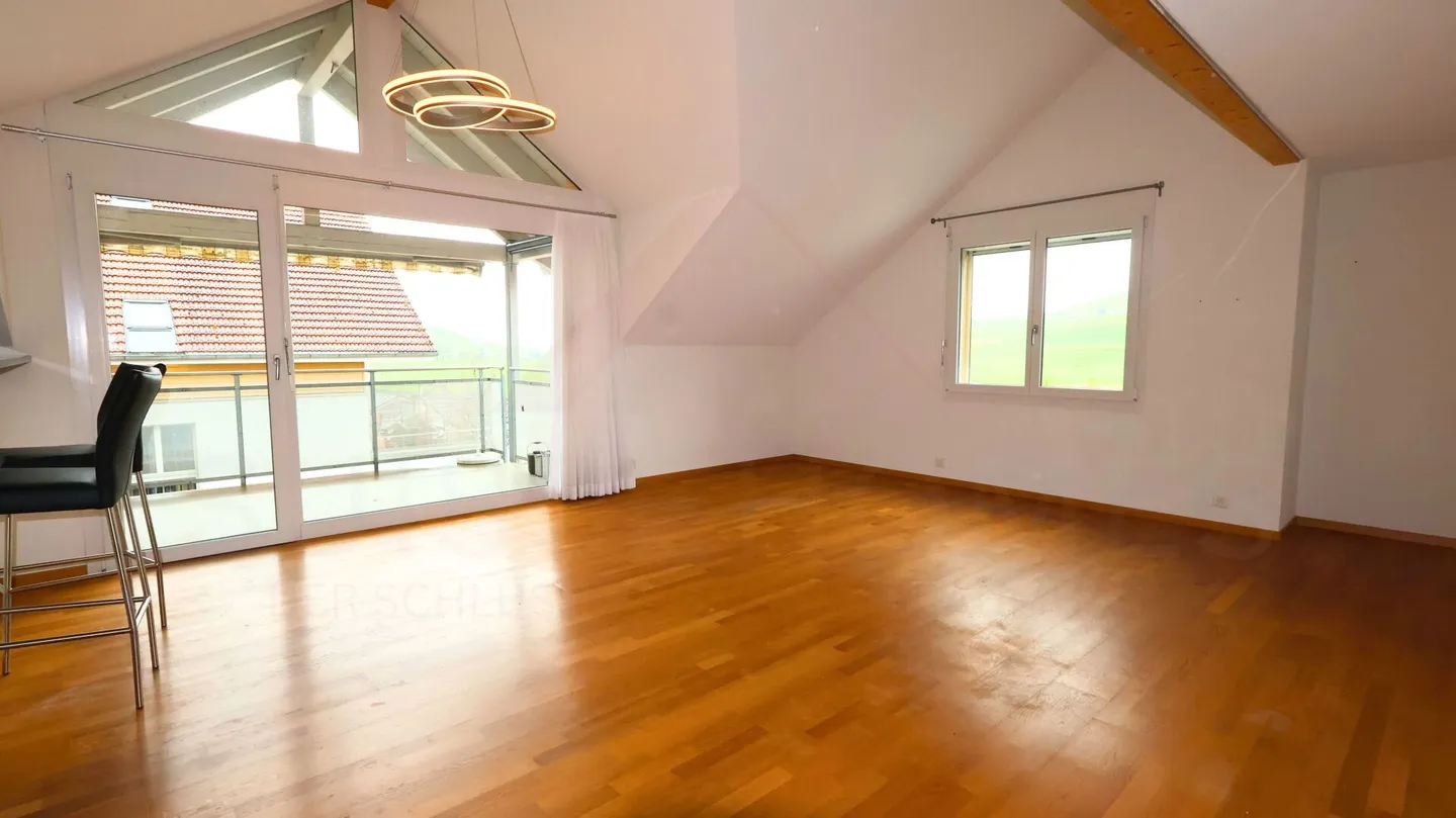 Maisonette attraente di 4,5 stanze in una posizione tranquilla - con balcone - Foto 2 di 19