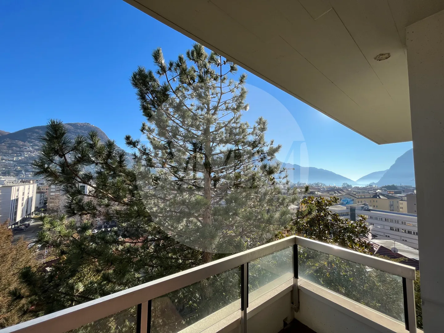 AMPIO APPARTAMENTO CON 5 CAMERE, CLIMATIZZAZIONE E BELLA VISTA - Foto 6 di 13