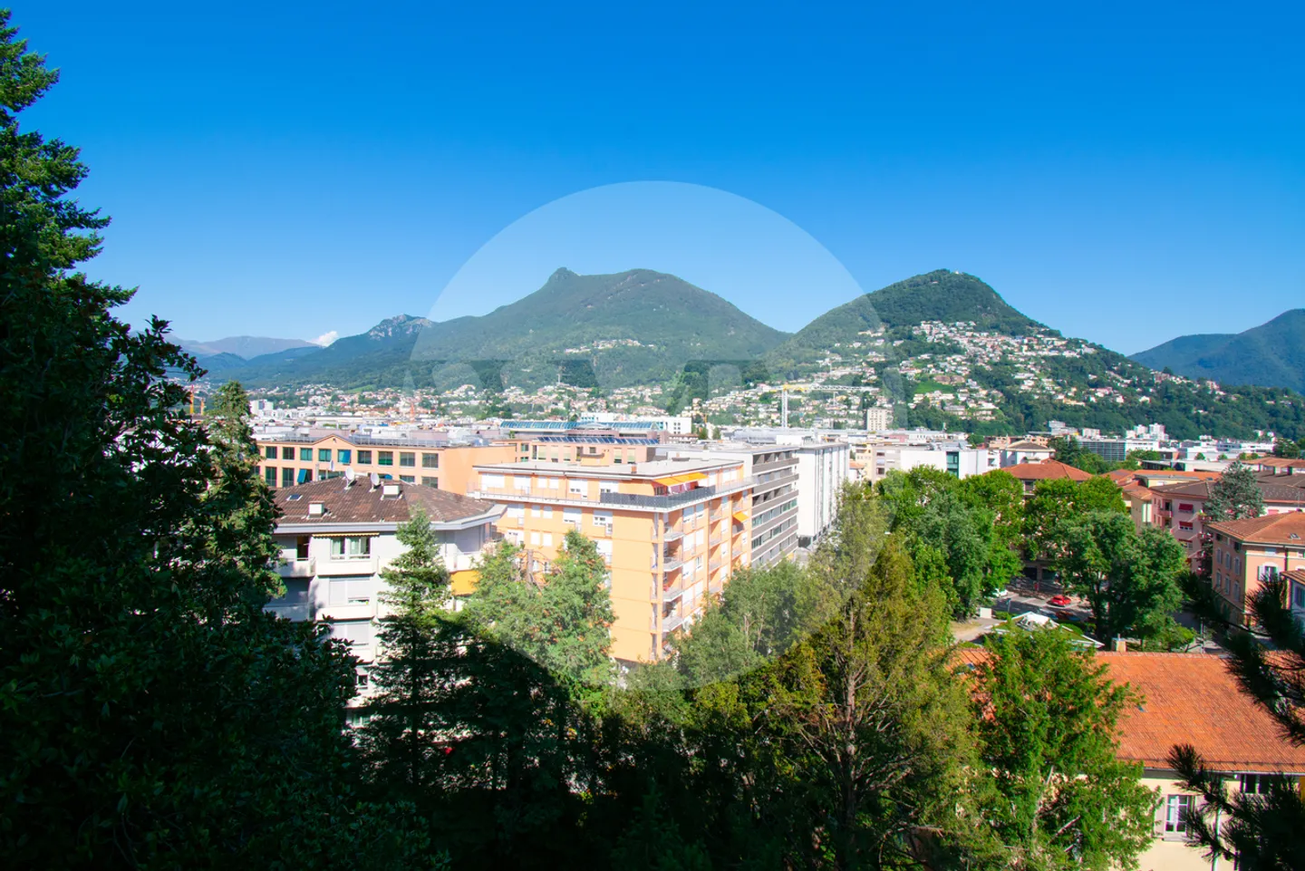 AMPIO APPARTAMENTO CON 5 CAMERE, CLIMATIZZAZIONE E BELLA VISTA - Foto 1 di 13