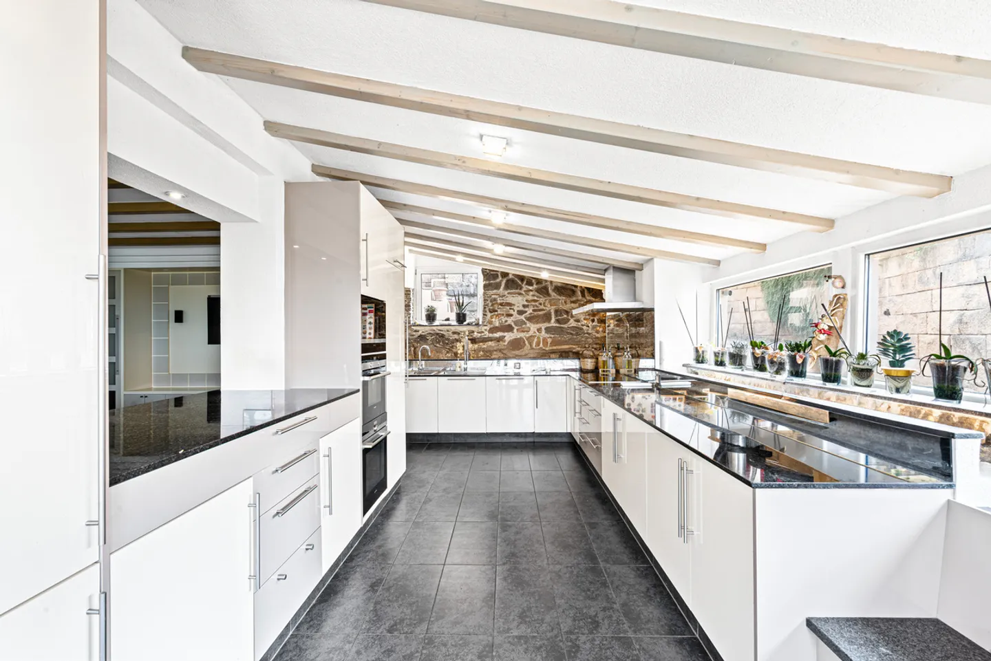 Exceptional house with swimming pool, terrace, garden and outdoor kitchen - Photo 2 of 12