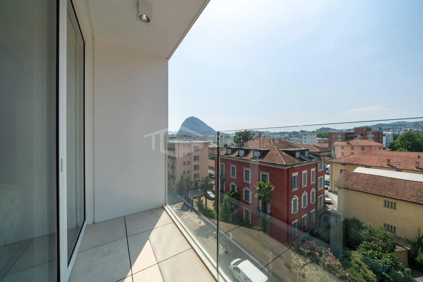 APPARTEMENT MODERNE DE DEUX PIÈCES AU CENTRE DE LUGANO - Photo 8 sur 19
