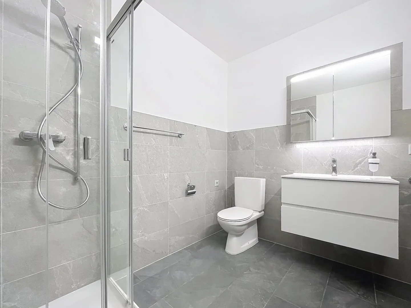 Charming 2-Room Apartment - Photo 8 of 13