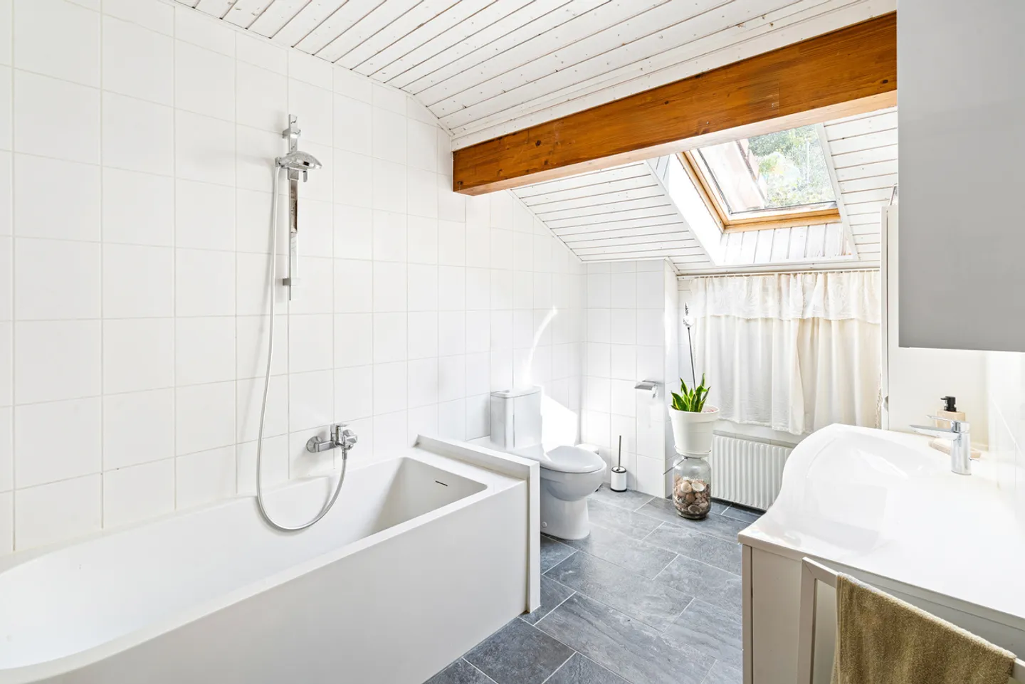 Exceptional house with swimming pool, terrace, garden and outdoor kitchen - Photo 10 of 12