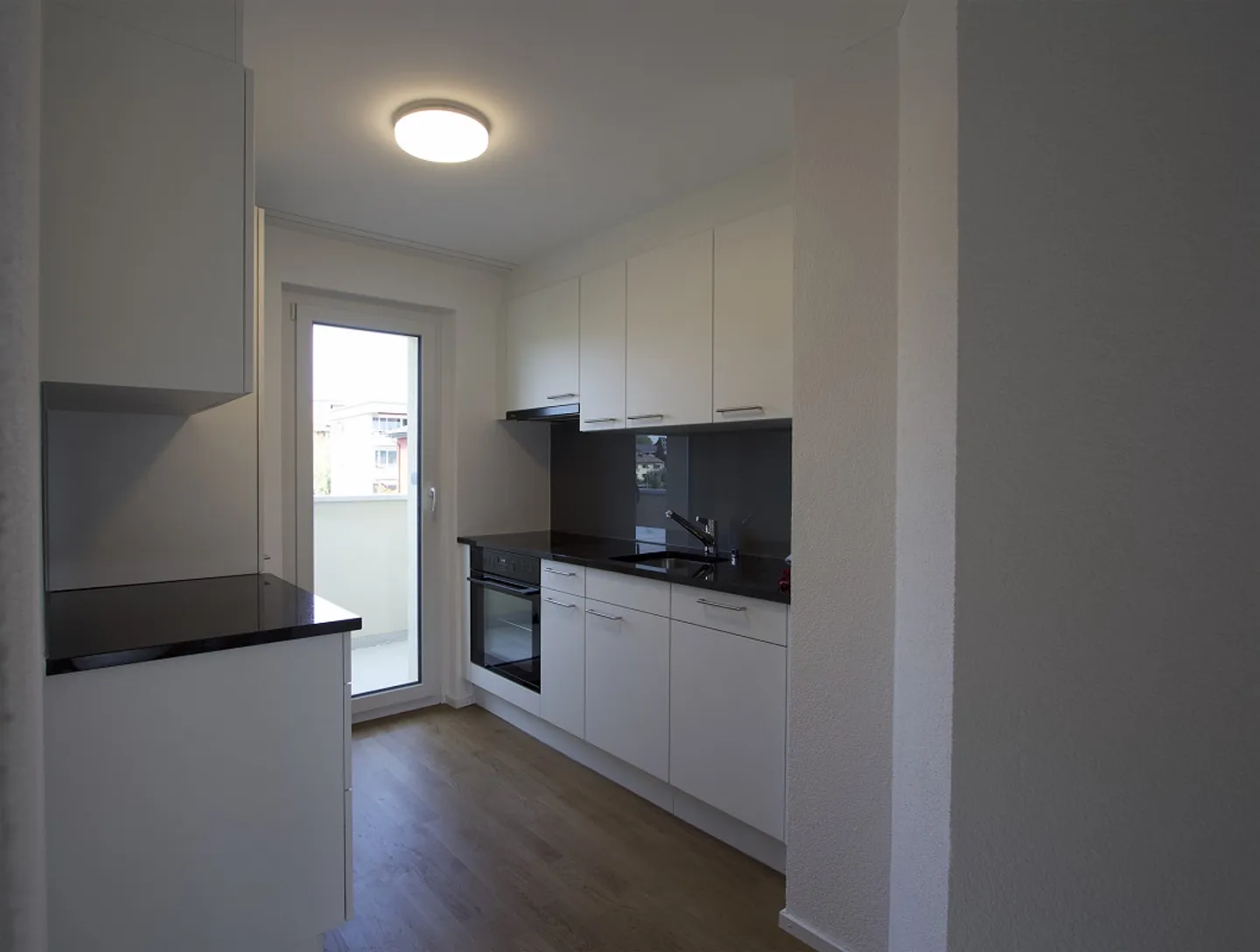 Au centre, appartement rénové de 3,5 pièces, lumineux et grand balcon - Photo 2 sur 7