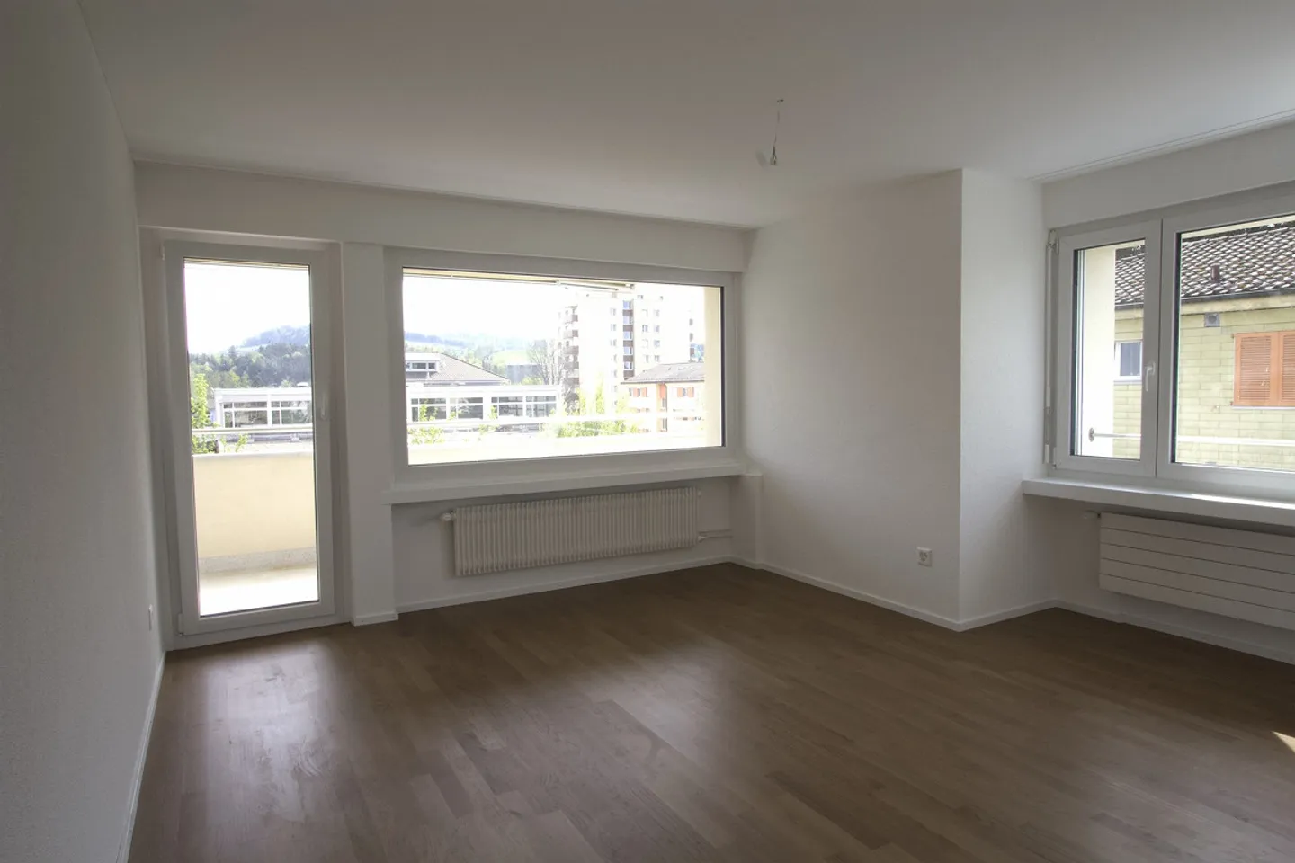 Au centre, appartement rénové de 3,5 pièces, lumineux et grand balcon - Photo 4 sur 7