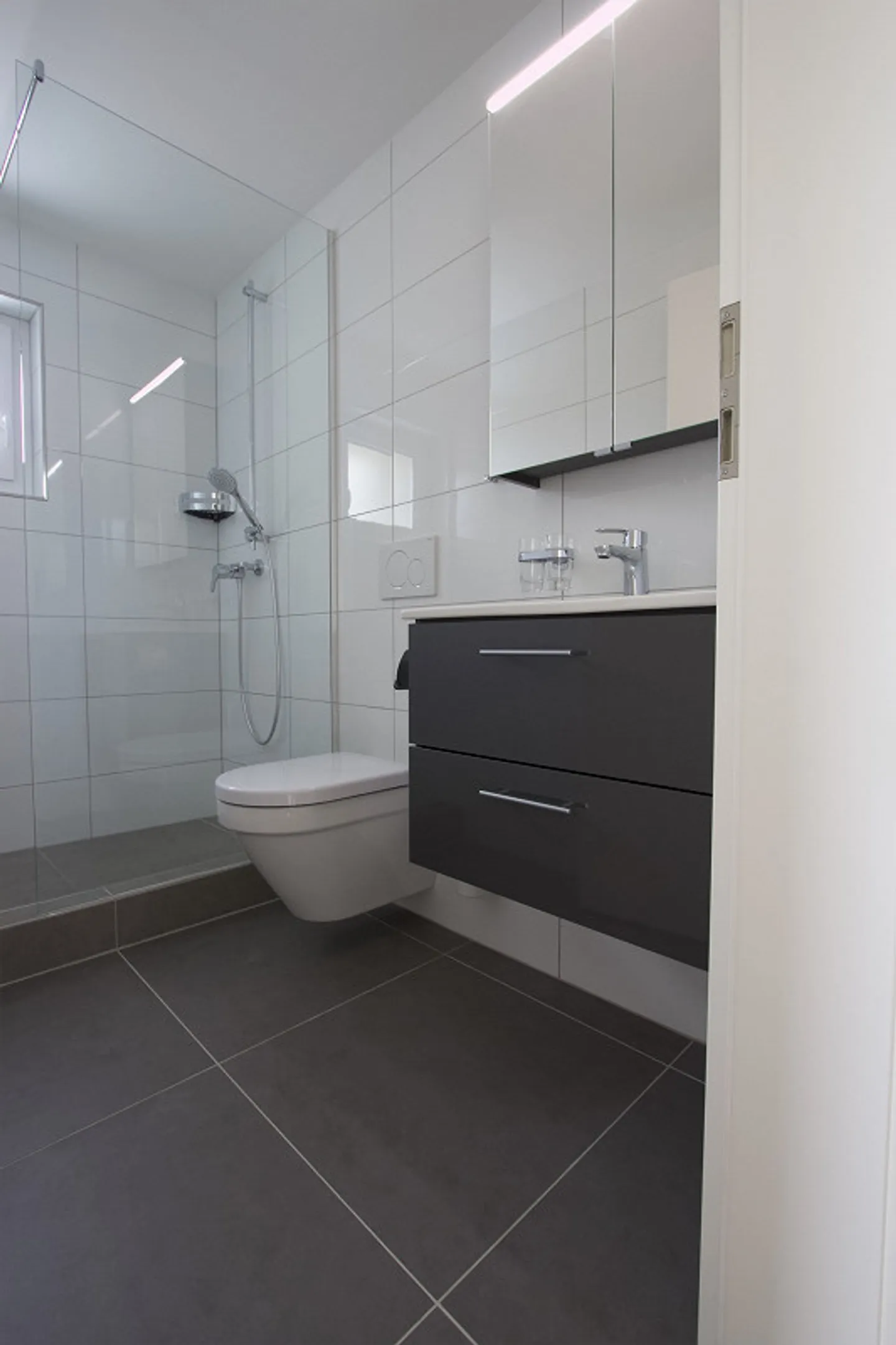 Au centre, appartement rénové de 3,5 pièces, lumineux et grand balcon - Photo 3 sur 7