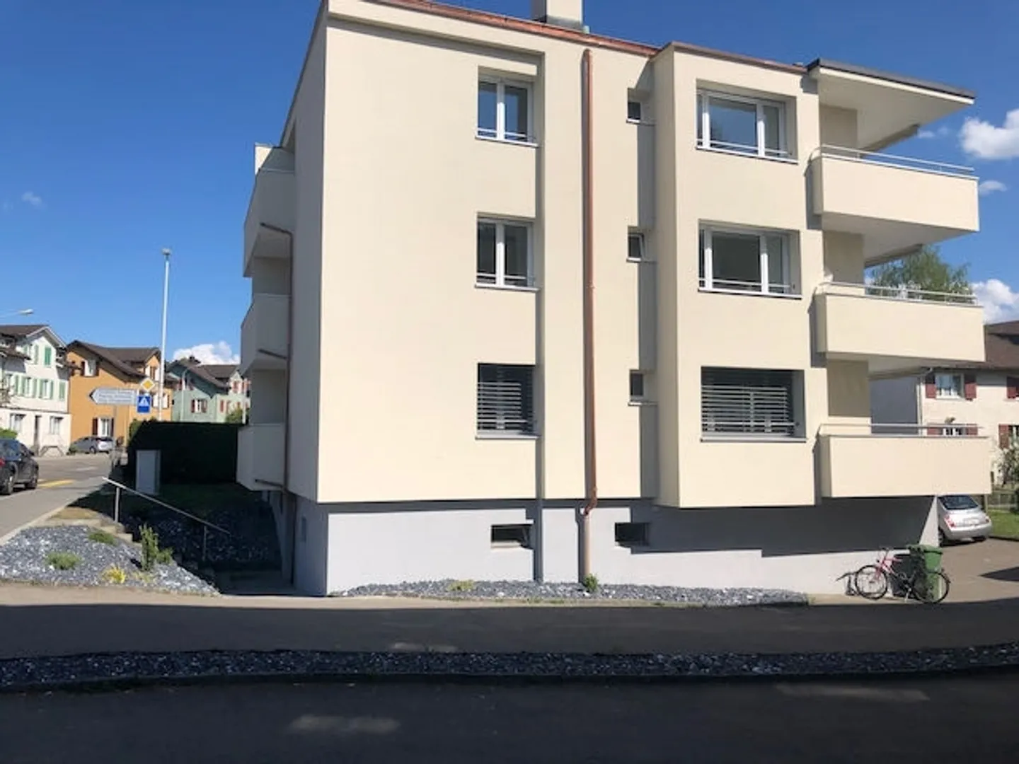 Au centre, appartement rénové de 3,5 pièces, lumineux et grand balcon - Photo 1 sur 7