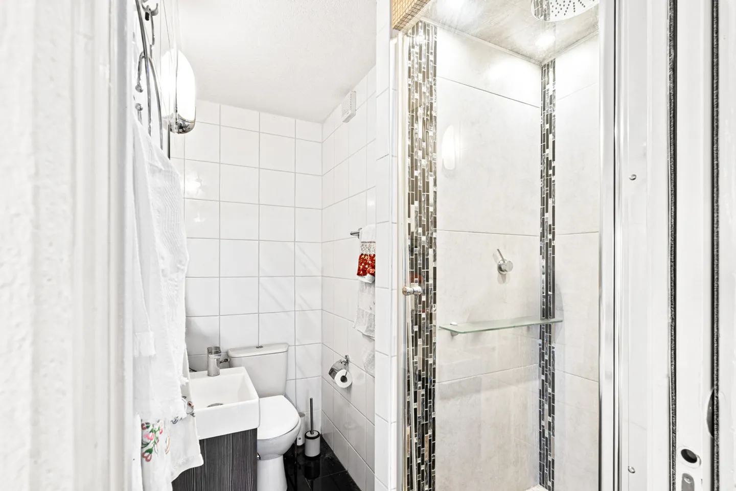 Exceptional house with swimming pool, terrace, garden and outdoor kitchen - Photo 11 of 12