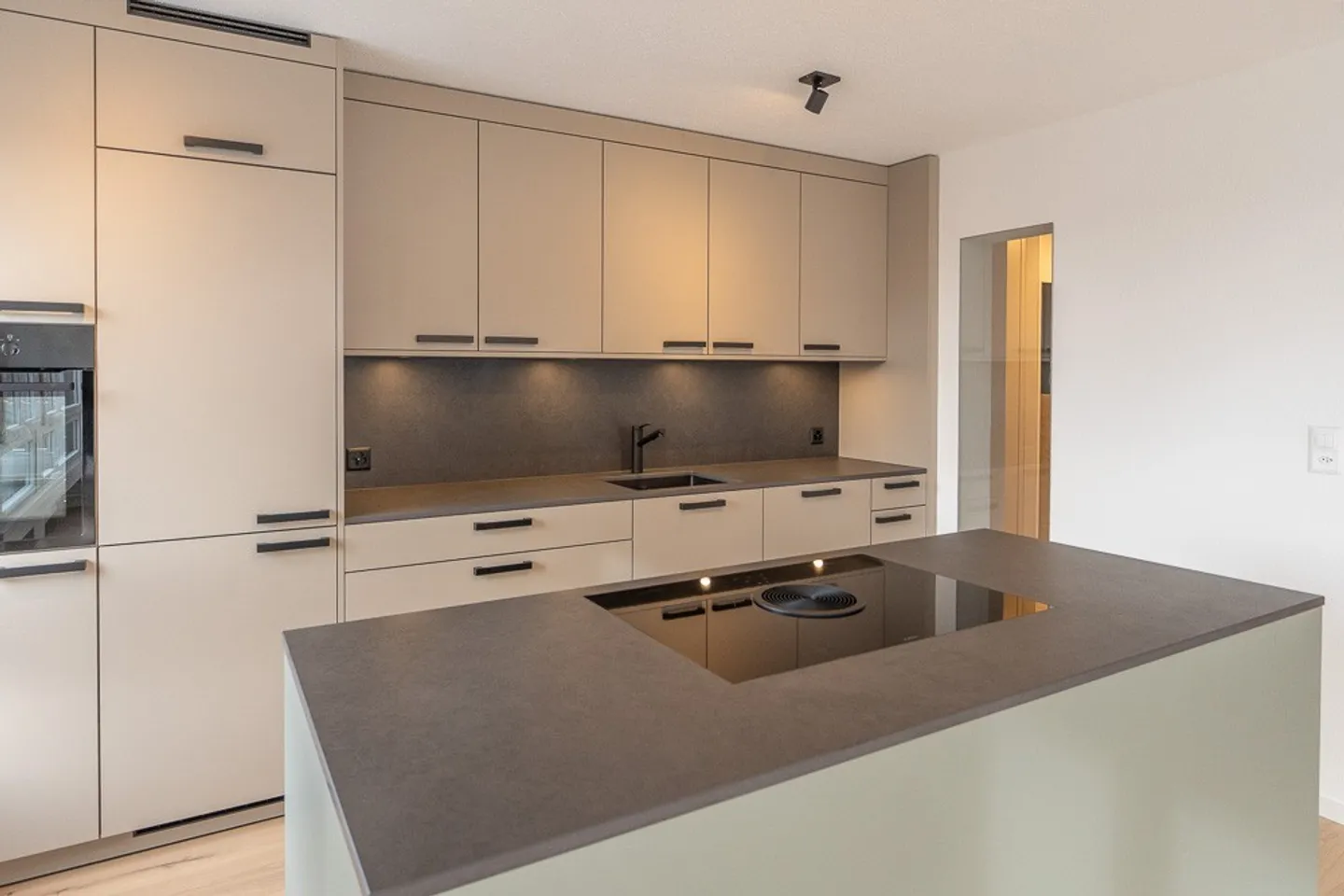 Charming 4.5-room apartment, 8th floor including underground parking (completely renovated) - Photo 2 of 13