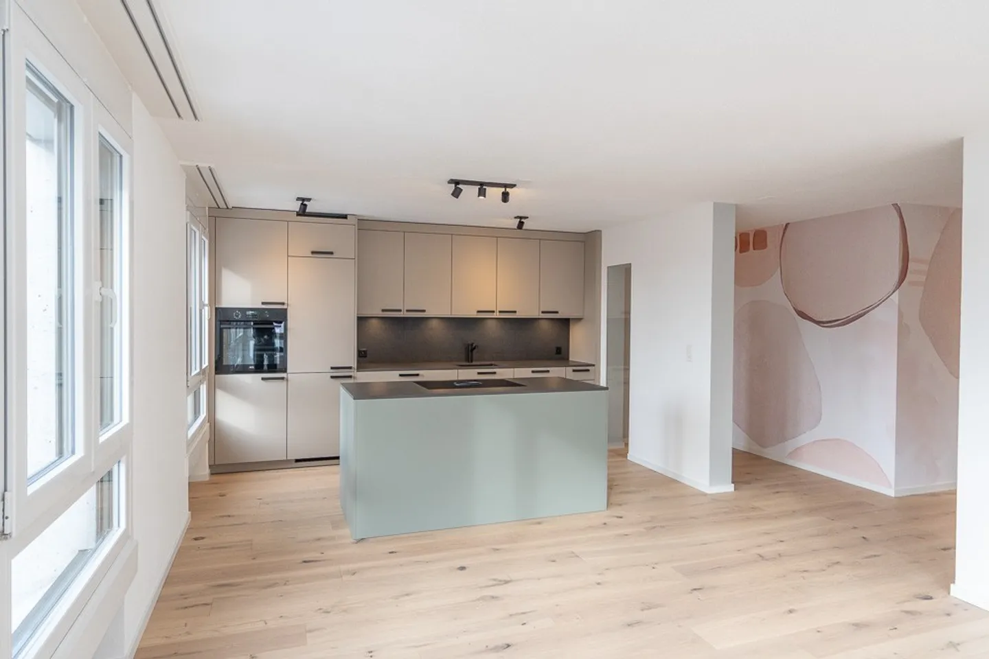 Charming 4.5-room apartment, 8th floor including underground parking (completely renovated) - Photo 3 of 13