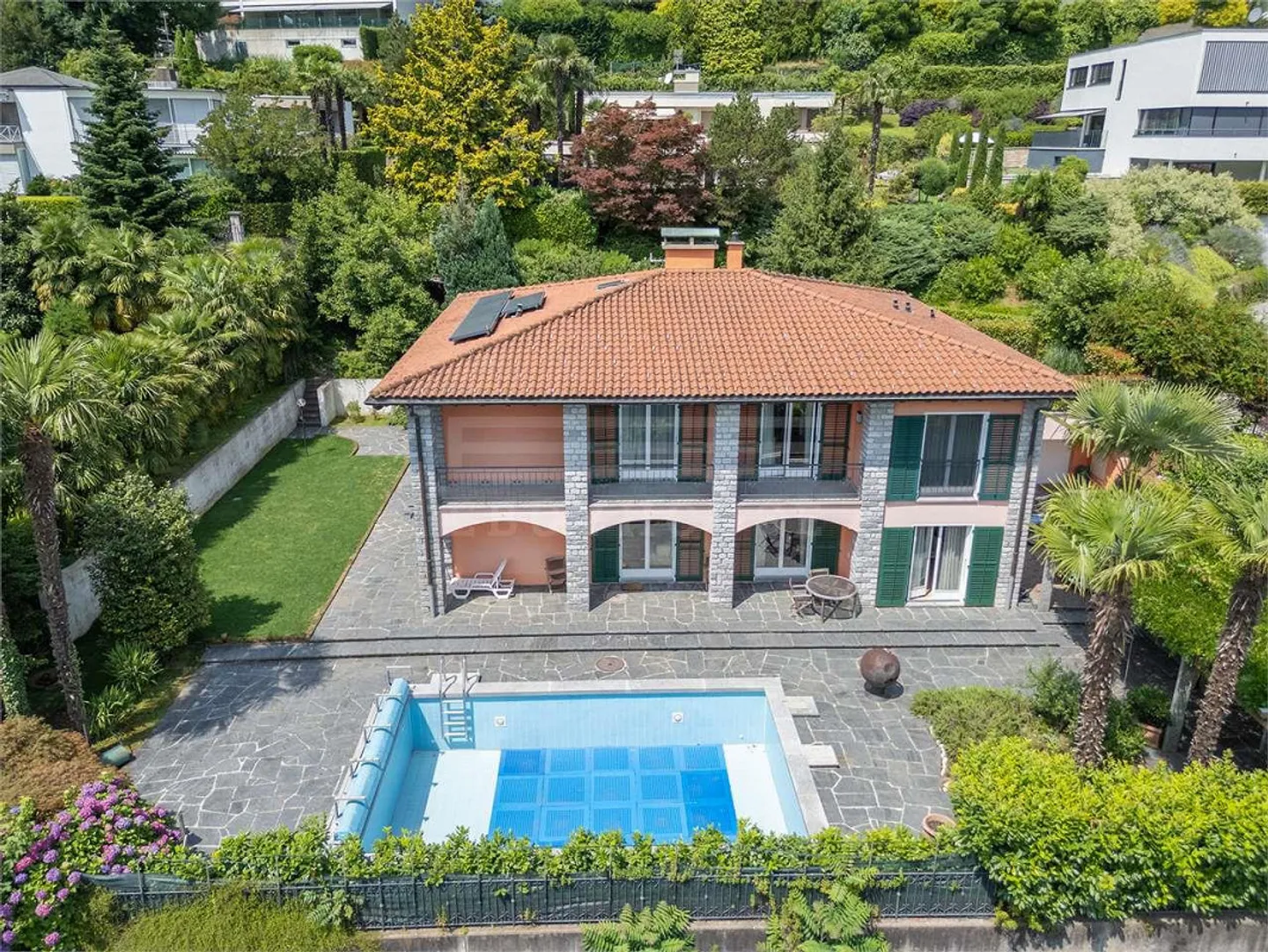 Villa ristrutturata in stile mediterraneo con piscina - Foto 1 di 13