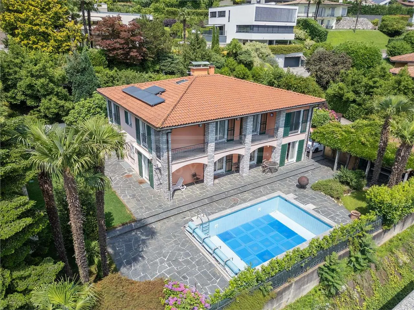 Villa ristrutturata in stile mediterraneo con piscina - Foto 2 di 13