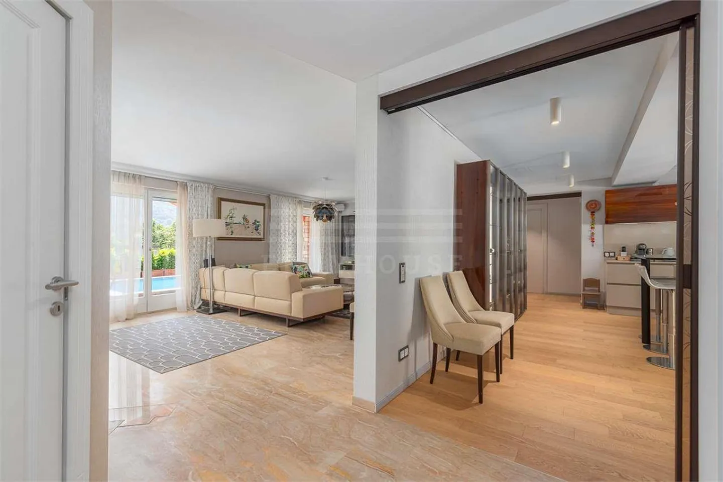 Villa ristrutturata in stile mediterraneo con piscina - Foto 7 di 13