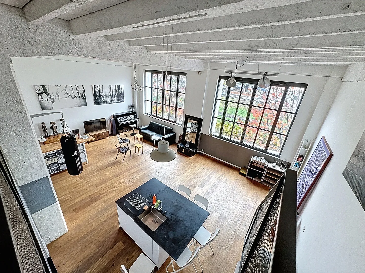 Magnifique loft de 4 pièces avec hauteur sous plafond exceptionnelle à Genève - Photo 1 sur 8