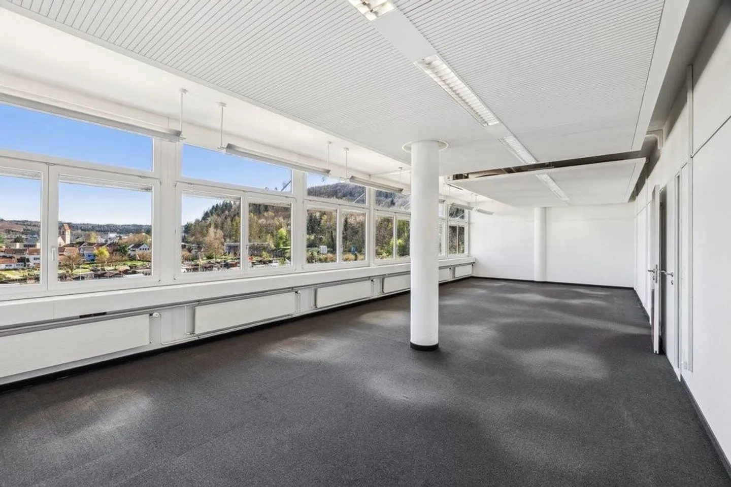 Deux étages pleins de potentiel ! Espaces de bureau et commerciaux développés - Photo 3 sur 7