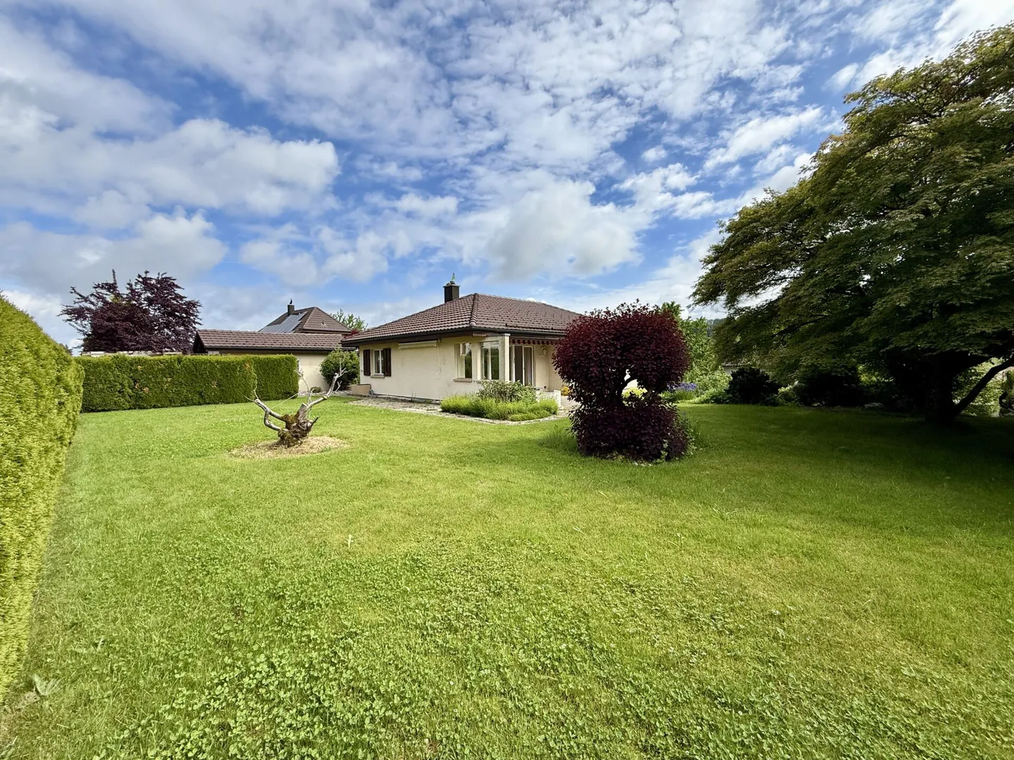 Casa unifamiliare indipendente con potenziale - situata in una zona tranquilla e immediatamente disponibile - Foto 1 di 17