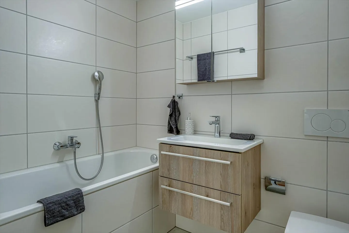 We rent these beautiful 4.5-room apartments on the 1st floor - Photo 3 of 9