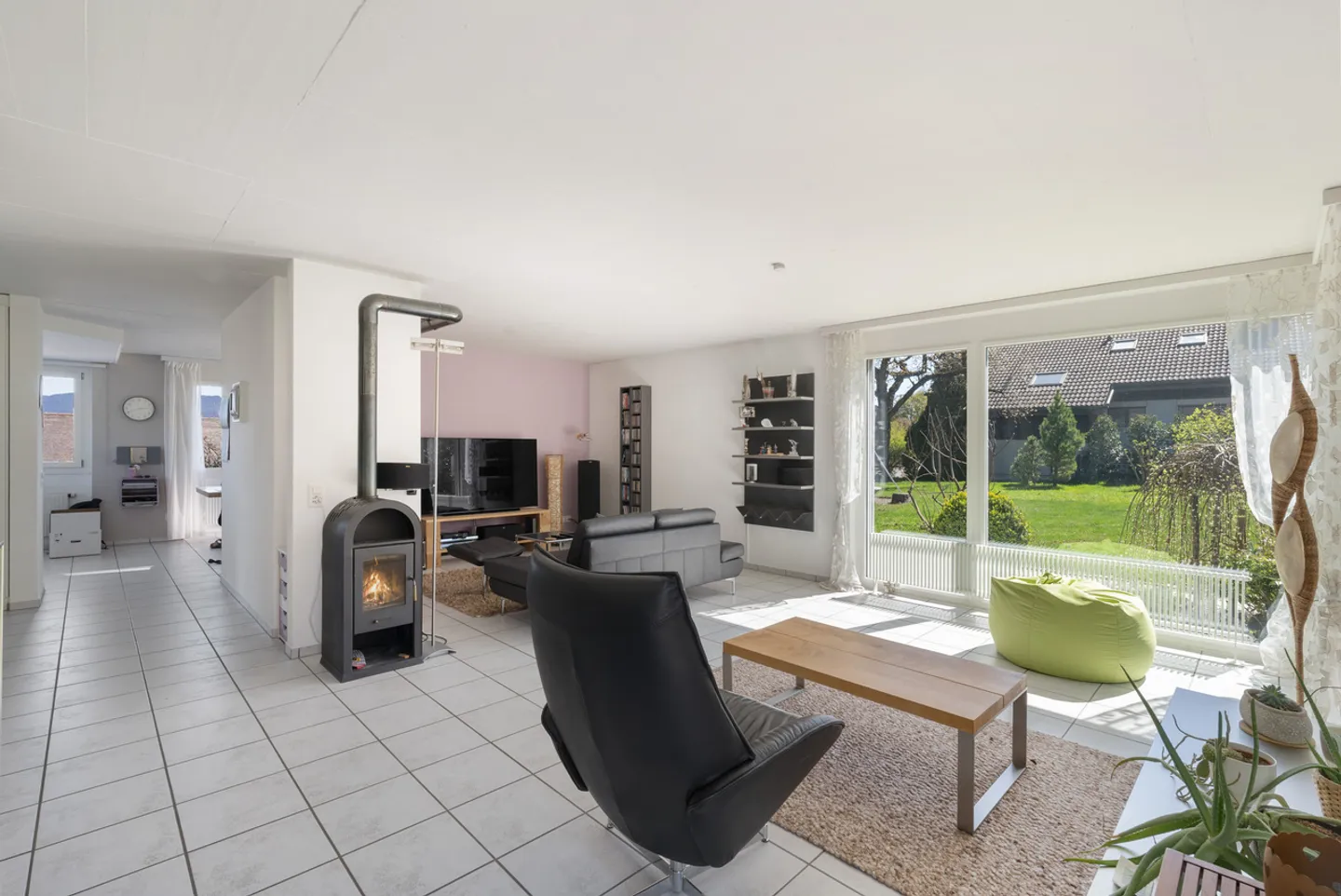 Maison individuelle détachée, baignée de soleil, avec beaucoup d'espace extérieur - Photo 2 sur 11