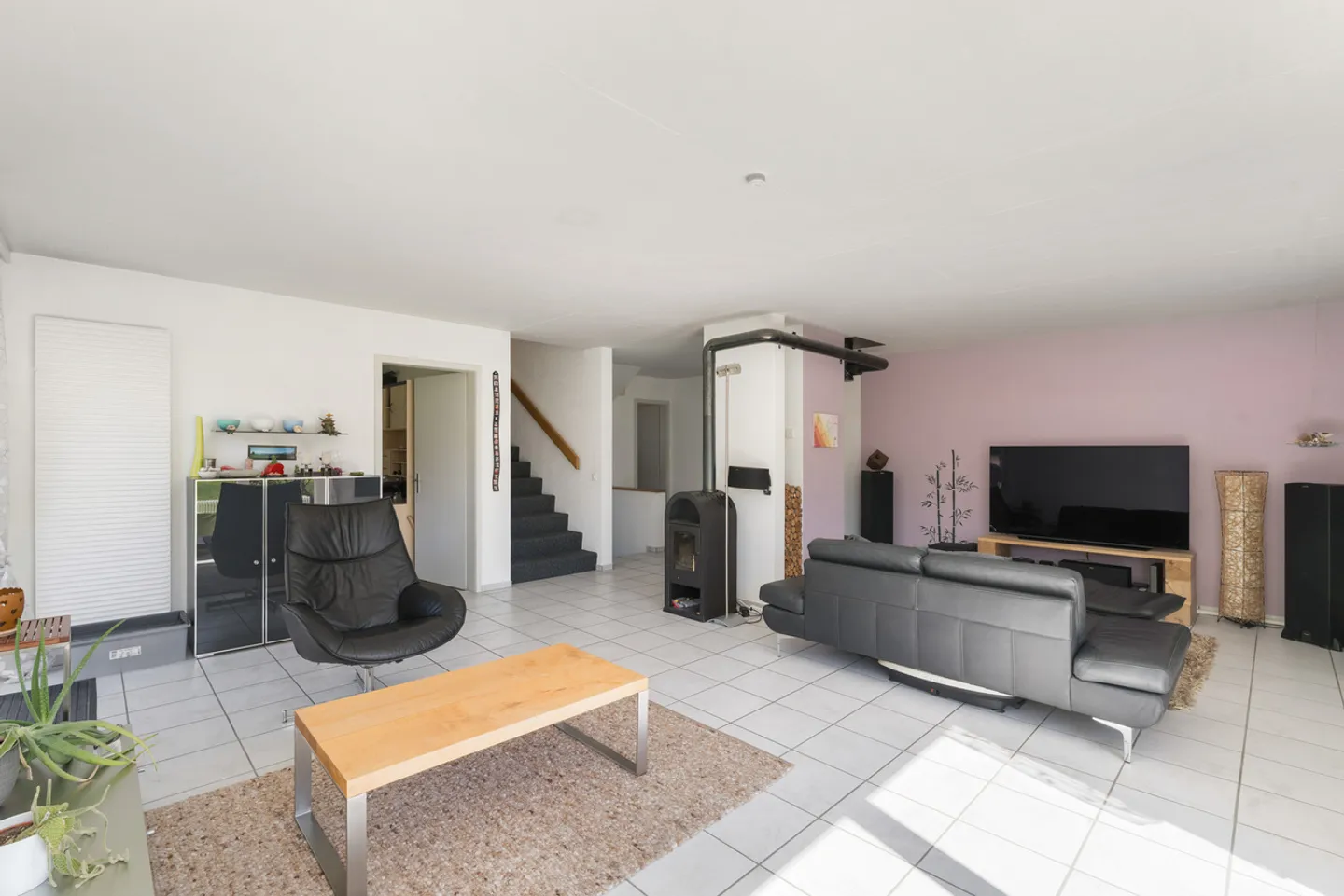 Maison individuelle détachée, baignée de soleil, avec beaucoup d'espace extérieur - Photo 3 sur 11