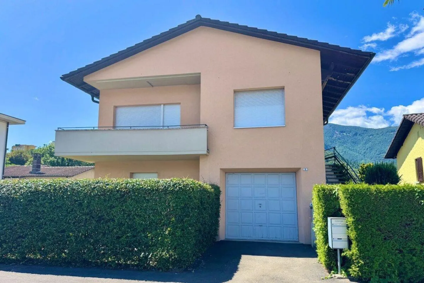 Semi-detached house with large spaces, garage and workshop - Photo 1 of 12