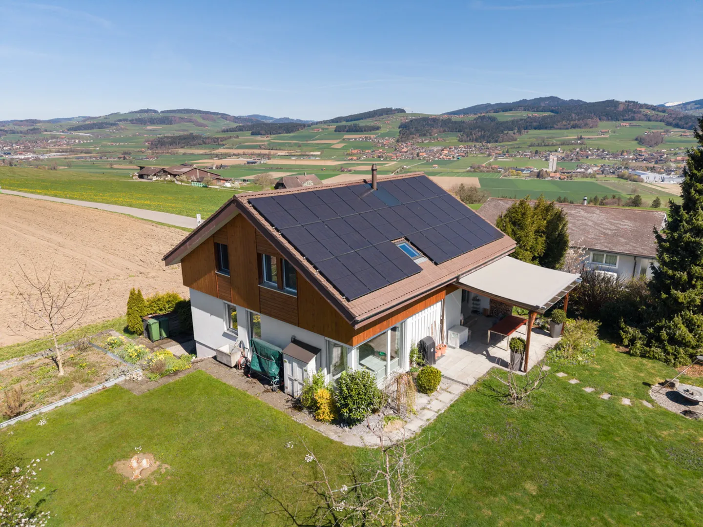 Maison individuelle détachée, baignée de soleil, avec beaucoup d'espace extérieur - Photo 1 sur 11