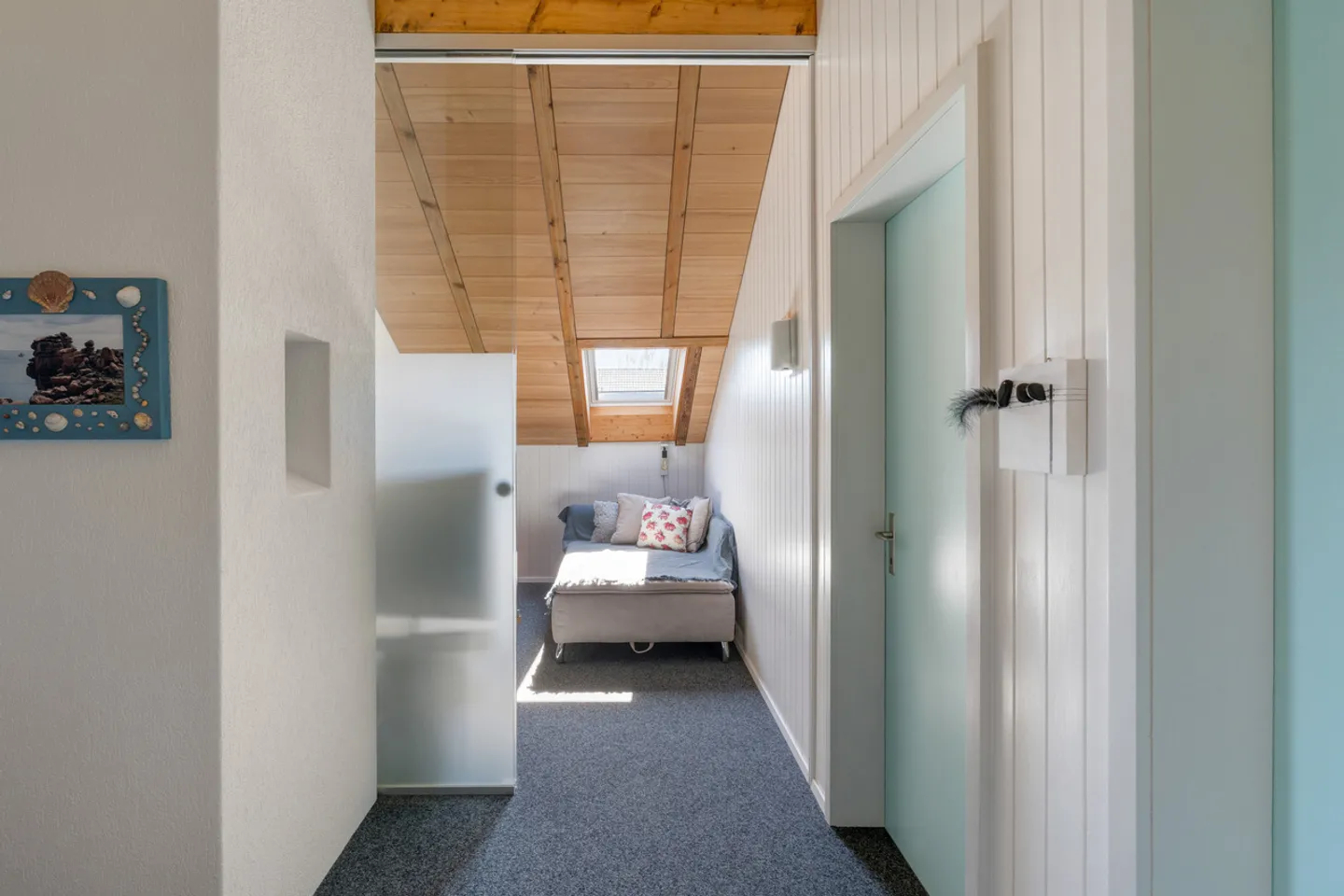 Maison individuelle détachée, baignée de soleil, avec beaucoup d'espace extérieur - Photo 6 sur 11