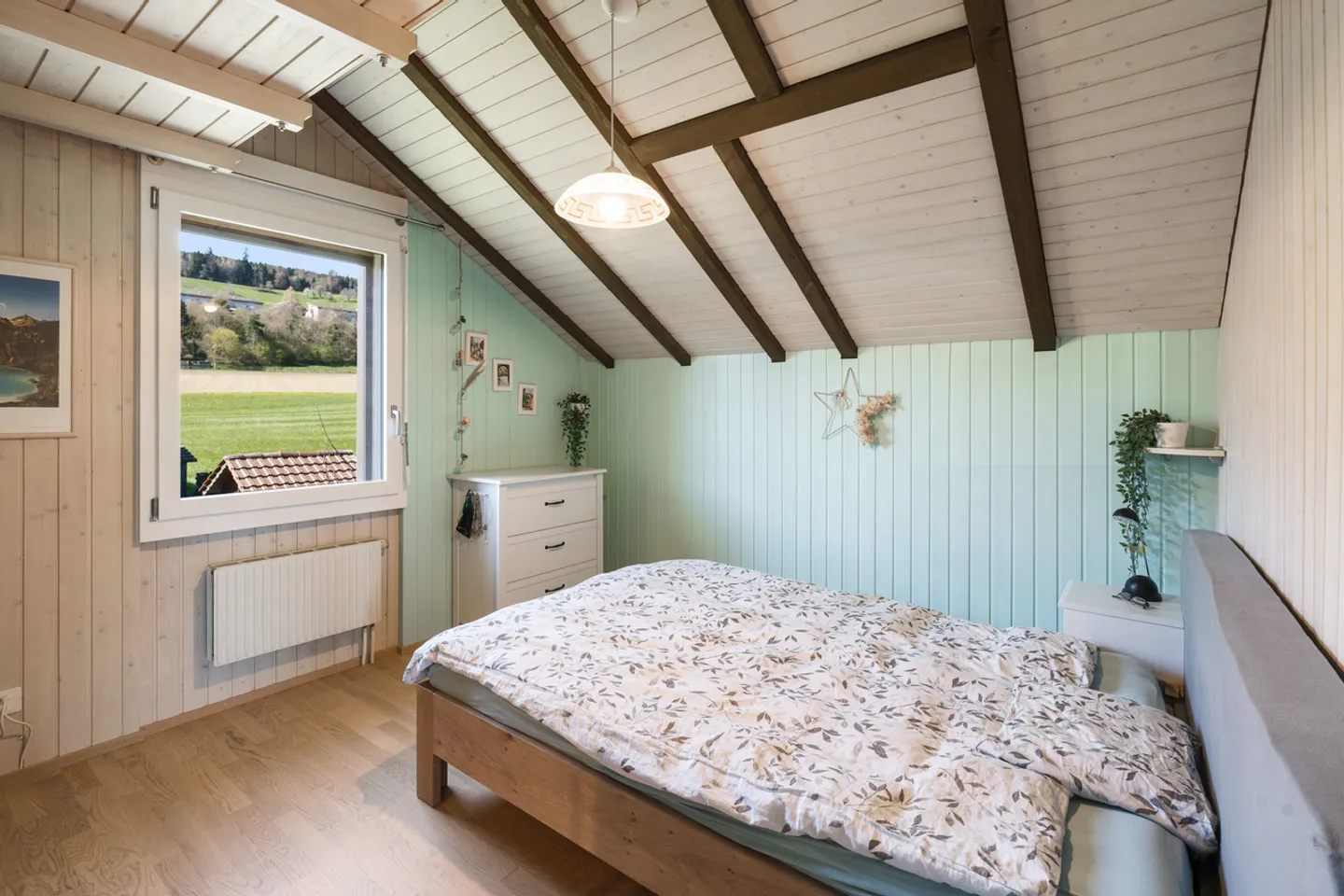 Maison individuelle détachée, baignée de soleil, avec beaucoup d'espace extérieur - Photo 8 sur 11