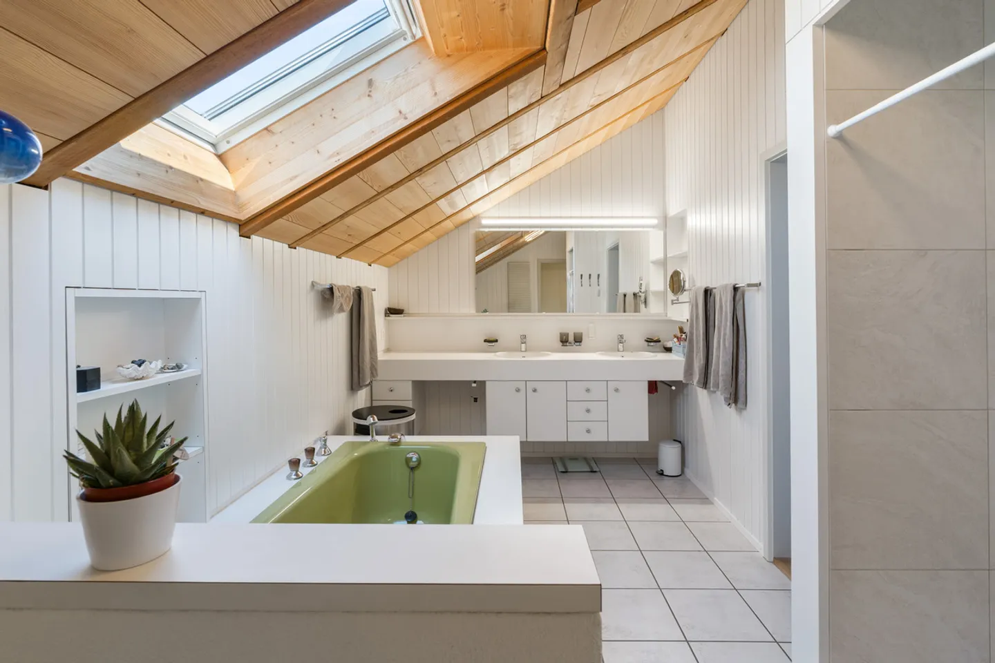 Maison individuelle détachée, baignée de soleil, avec beaucoup d'espace extérieur - Photo 10 sur 11