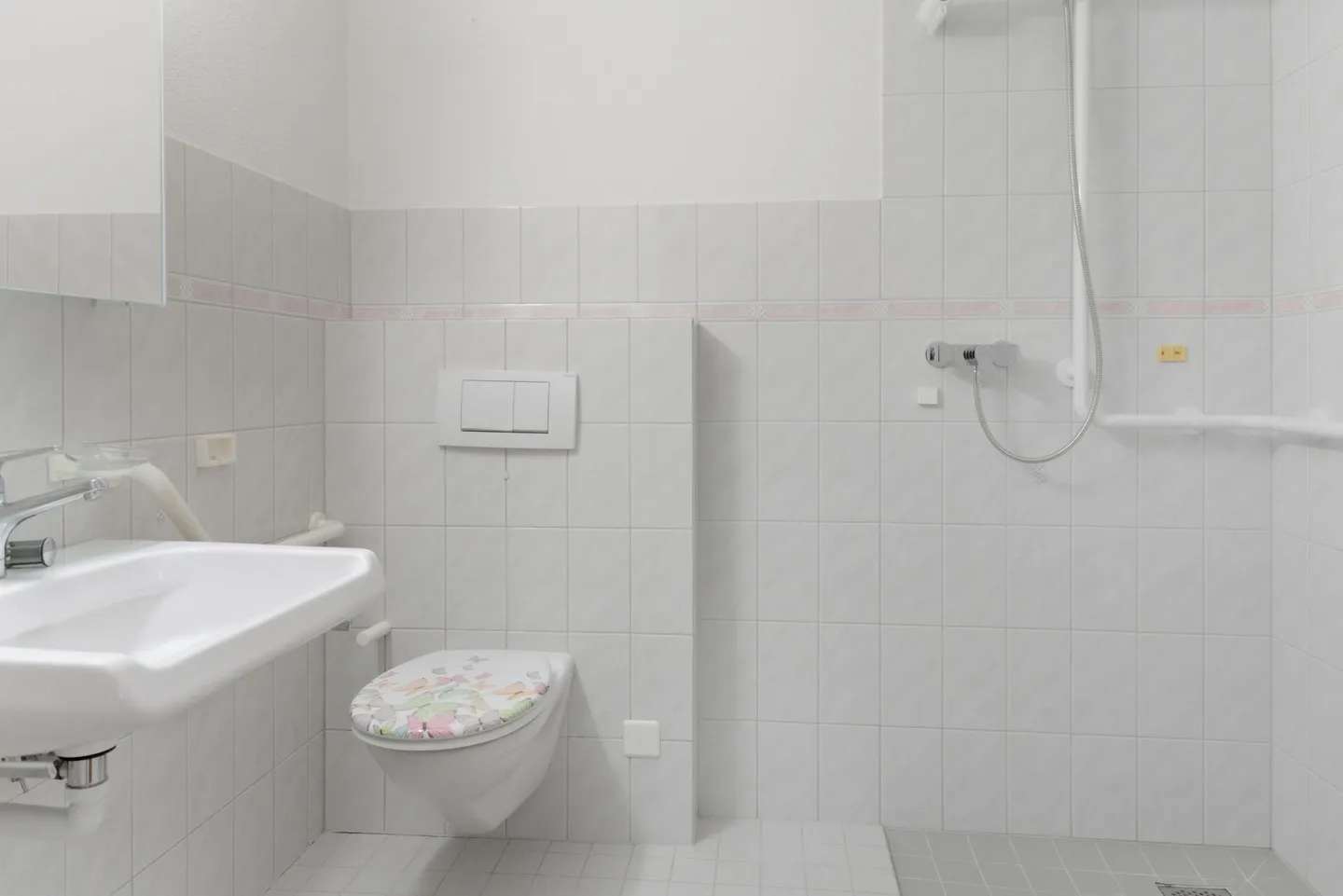 Cozy 2.5-Room Apartment in Retirement Community Jonschwil - Photo 7 of 8