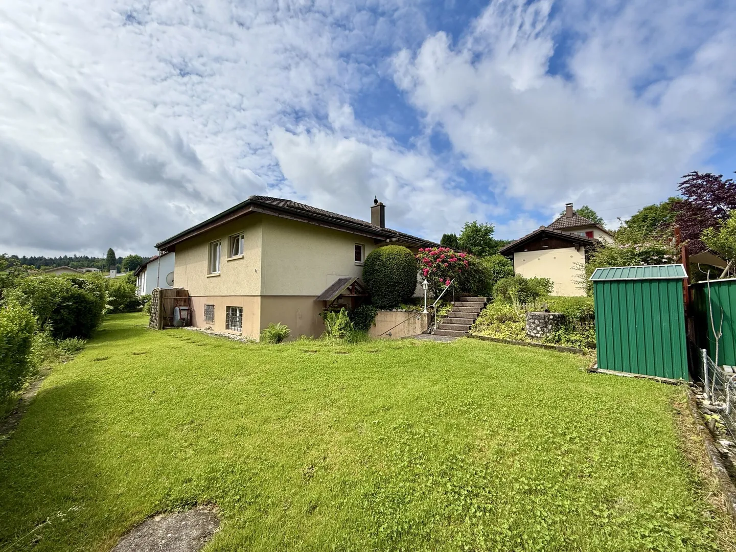 Casa unifamiliare indipendente con potenziale - situata in una zona tranquilla e immediatamente disponibile - Foto 2 di 17