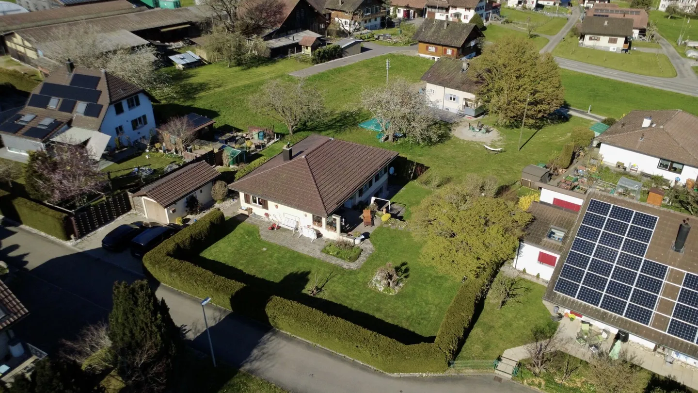 Casa unifamiliare indipendente con potenziale - situata in una zona tranquilla e immediatamente disponibile - Foto 3 di 17