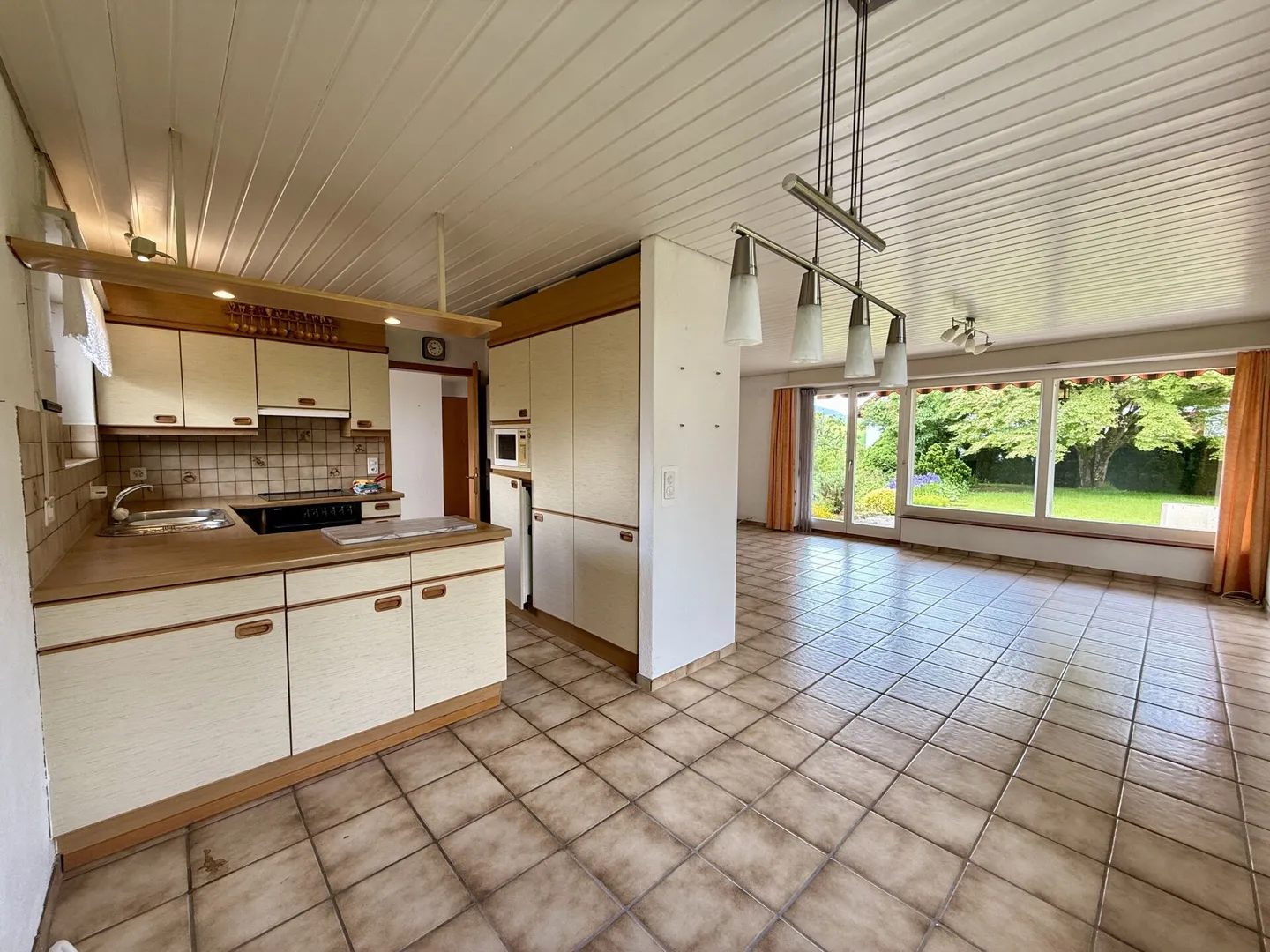 Casa unifamiliare indipendente con potenziale - situata in una zona tranquilla e immediatamente disponibile - Foto 4 di 17