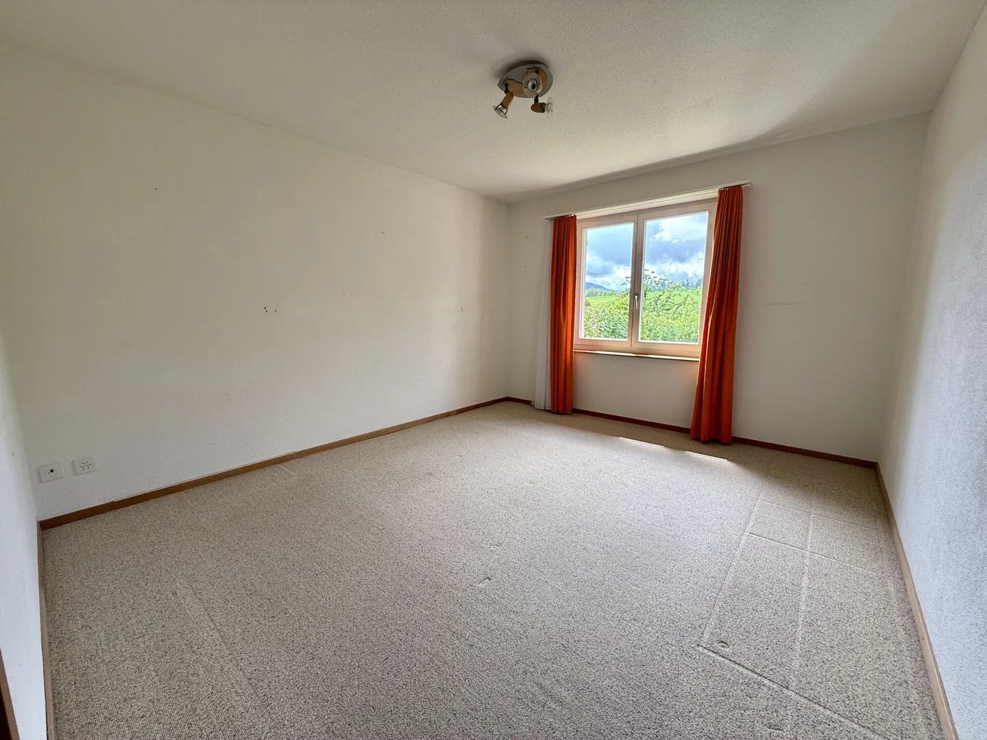 Casa unifamiliare indipendente con potenziale - situata in una zona tranquilla e immediatamente disponibile - Foto 7 di 17
