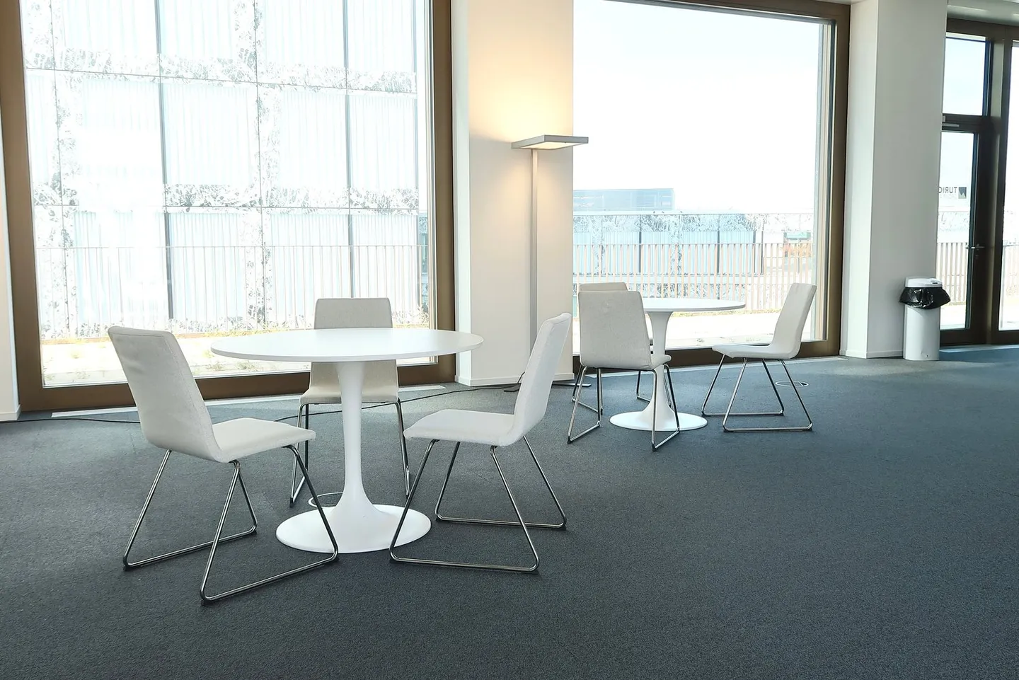 Spazio ufficio e commerciale moderno con ampia terrazza - Foto 1 di 8