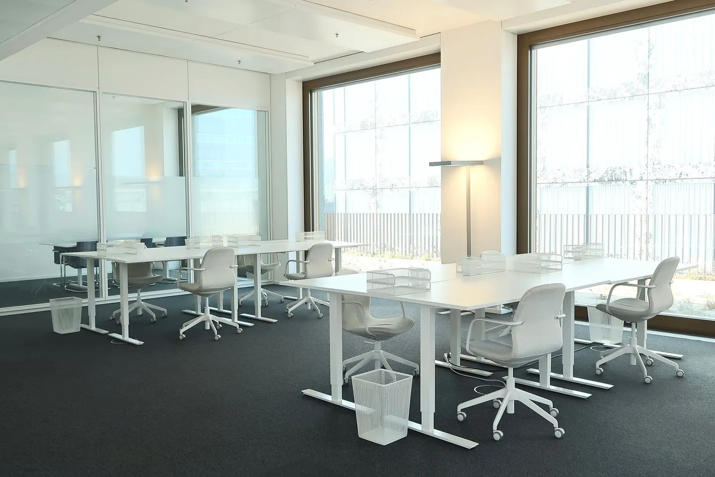 Spazio ufficio e commerciale moderno con ampia terrazza - Foto 2 di 8