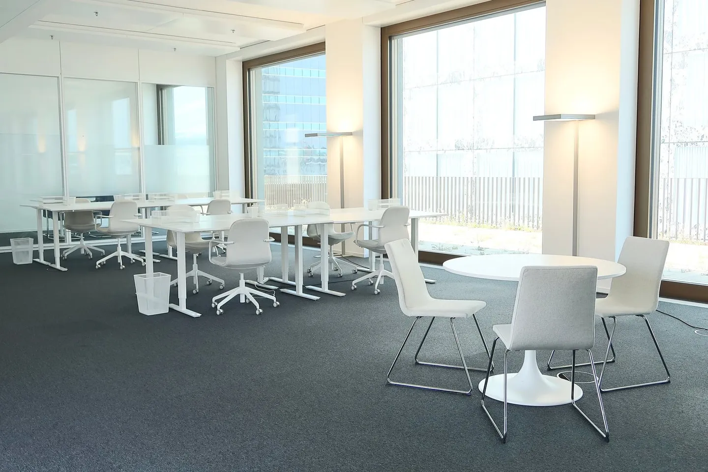 Spazio ufficio e commerciale moderno con ampia terrazza - Foto 4 di 8