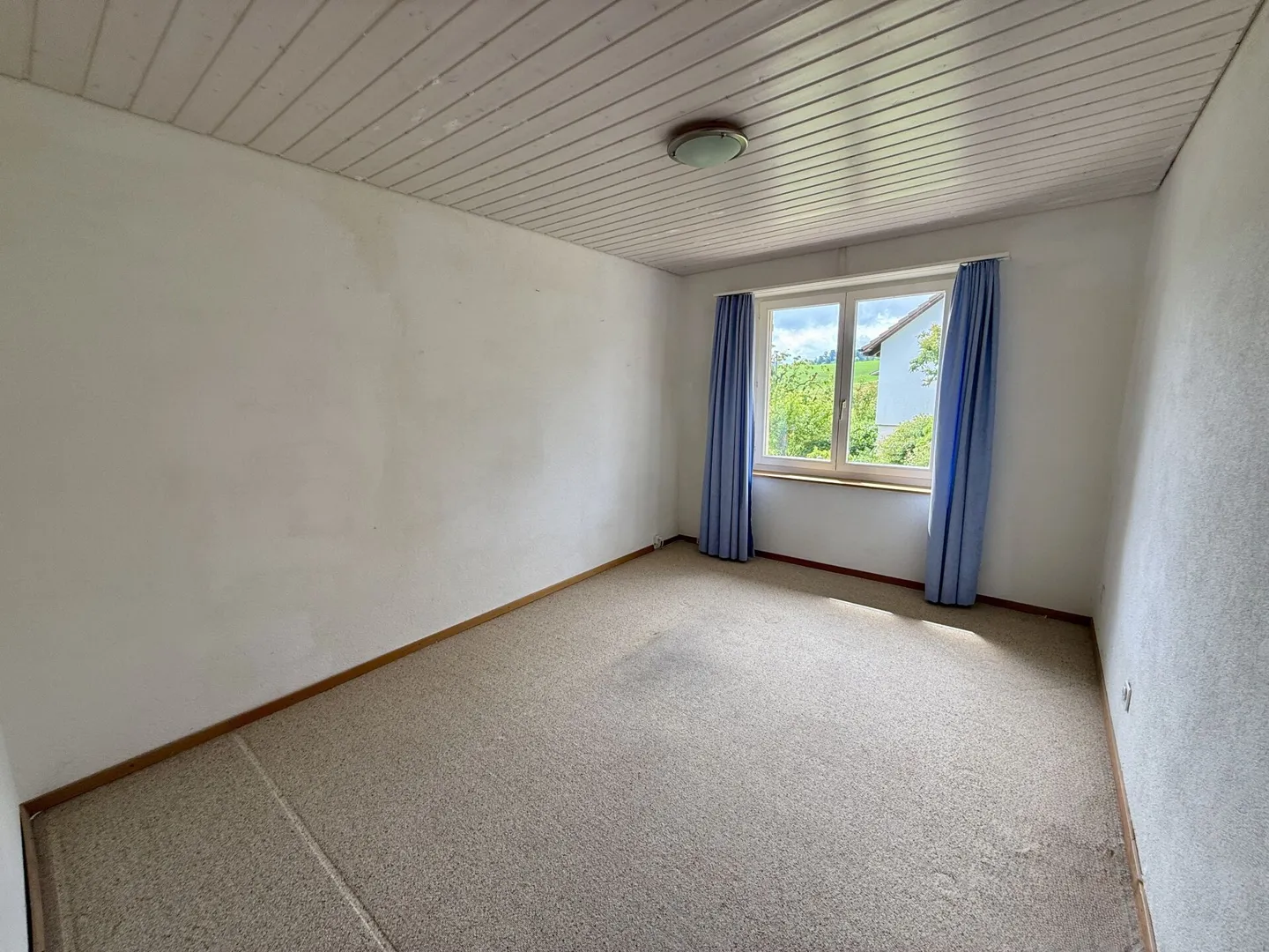 Casa unifamiliare indipendente con potenziale - situata in una zona tranquilla e immediatamente disponibile - Foto 8 di 17