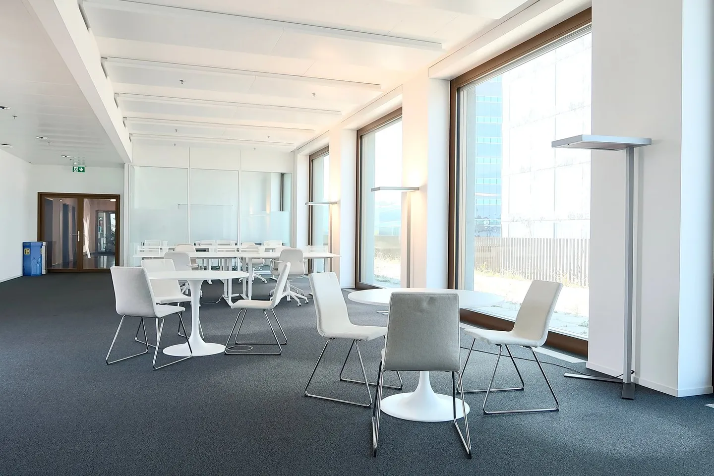 Spazio ufficio e commerciale moderno con ampia terrazza - Foto 5 di 8