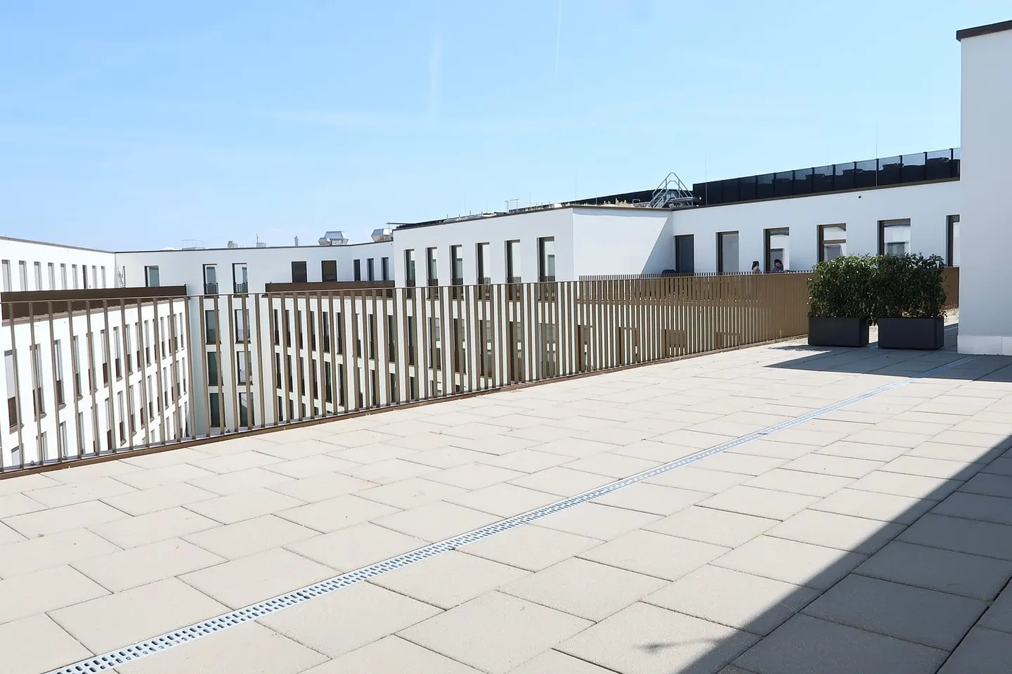Spazio ufficio e commerciale moderno con ampia terrazza - Foto 7 di 8