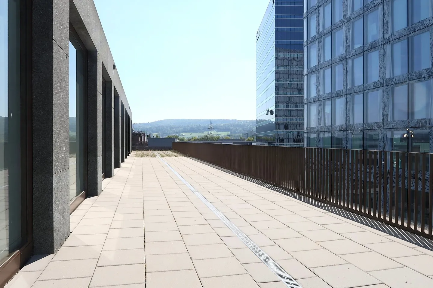 Spazio ufficio e commerciale moderno con ampia terrazza - Foto 8 di 8
