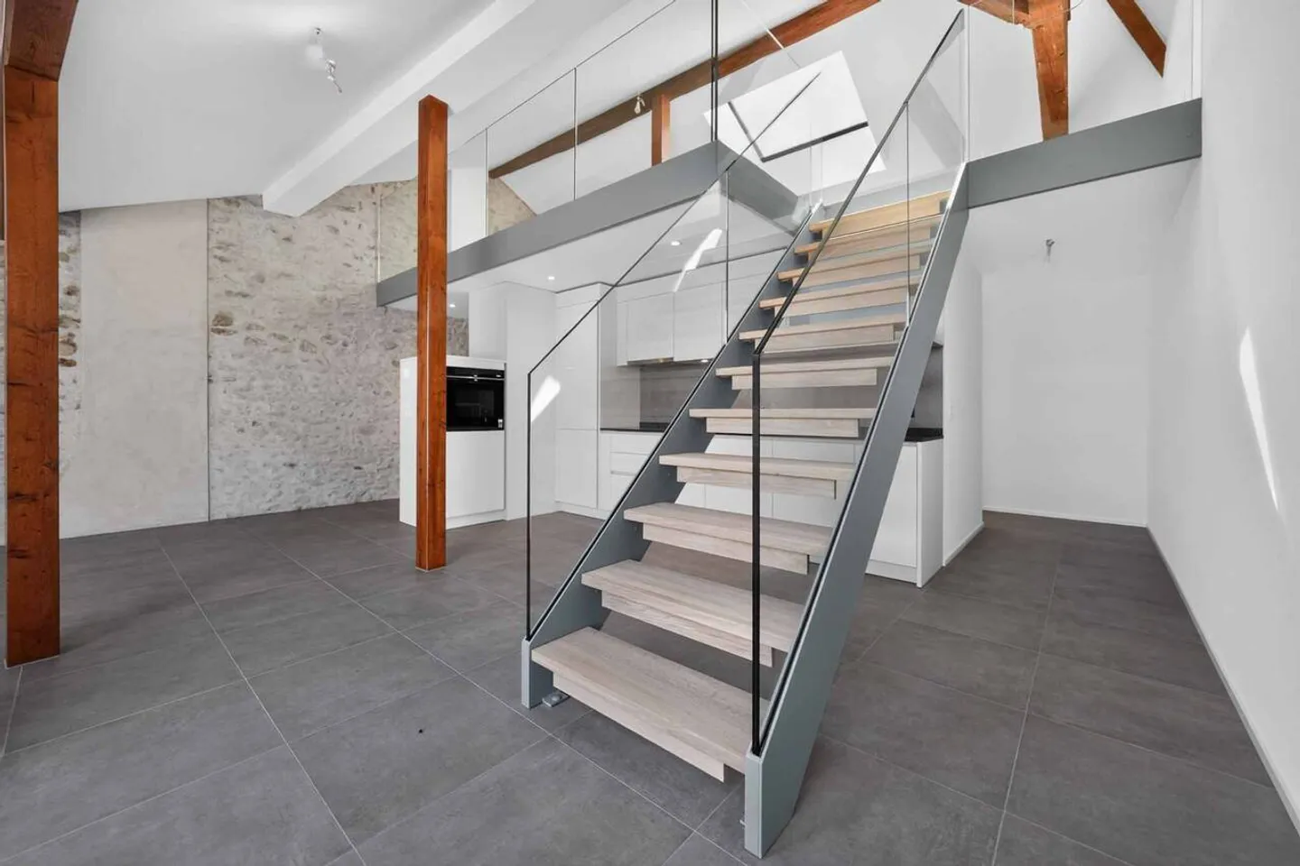 Duplex with character and mezzanine - Photo 2 of 10
